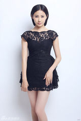 组图：李芯逸最新靓丽写真 彰显高贵典雅气质