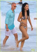 组图：时尚女皇吉莫拉胸器傲人 与男友海滩热吻