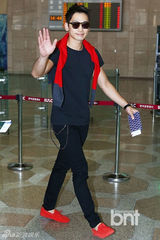 组图：韩星Rain现身机场飞上海 红衫红鞋抢眼