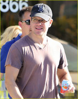 组图：马特达蒙携5岁女儿外出 手拿饮料心情好