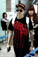 组图：韩歌手朴宰范赴美举行演唱会亮相机场