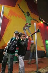 幻灯图:聂远南非激情观战 与妻子兴奋吹vuvuzela