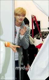 组图：韩星李钟硕助阵公益 金发帅气萌态毕露