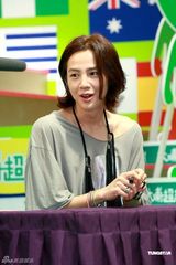 幻灯图：张根锡香港会影迷 中性露肩衫显魅惑