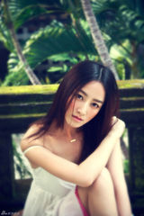 组图：赵子琪炫彩霓裳大片 流光满溢活出率性真我 