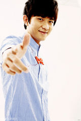 组图：大左夏日清新写真 阳光型男钟爱红领结