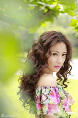 组图：刘心悠花朵裙装拍写真 望早日遇真命天子