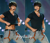 组图：宝儿张靓颖唱响首尔 Rain现场脱衣大秀热舞