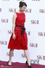 组图：汤唯林秀晶李妍熙出席活动同穿红裙斗艳