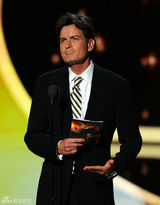 组图：艾美奖现场 查理-辛担任颁奖嘉宾妙语如珠