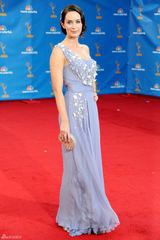 高清组图：艾美奖红毯 艾米丽-布朗特秀单肩裙