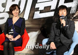 组图：金允珍朴海日宣传《心在跳》 亲密合影显默契