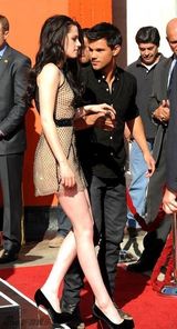 组图：《暮光》三主角留手印 斯图尔特裙短险走光