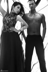 何洁镂空新娘装薄纱起舞 赫子铭半裸秀肌肉(图)