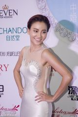 组图：钟丽缇华贵婚纱走秀 李菲儿周楚楚现身