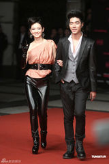 组图：周慧敏白纱裙飘逸现身 小腹扁平力证未怀孕