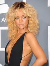 高清组图：格莱美红毯蕾哈娜黑色礼服真空上阵