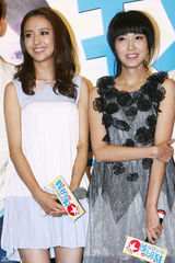 组图：高露俏丽亮相《经济适用男》发布会