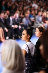 组图：吉克隽逸赴美参加时装周 简约短裙现秀场