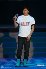 幻灯图：孙楠赴港参加赈灾义演 献唱《生死不离》