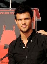 组图：《暮光》三主角留手印 斯图尔特裙短险走光