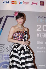 组图：周慧敏低胸拖尾长裙现身 否认给老公赚钱