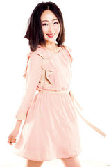 组图：张丁懿气质写真 清新甜美秀亲和力