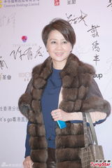 组图：赌王四太梁安琪旅行庆圣诞 否认儿子恋情