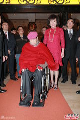 组图：92岁赌王坐轮椅赴寿宴 仅停留一小时