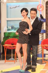 高清图：小S踩高跟鞋承认怀孕三月 称生女儿几率大