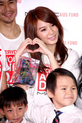 组图：Hebe亲切可爱热心公益 透露Ella赴美学英文