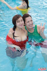 组图：白云梁政钰湿身抛胸大秀事业线