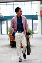 组图：何晟铭着休闲西装街拍 秀初秋型男风范