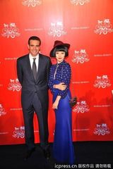 组图：范冰冰复古装亮相活动 和男老外行贴面礼