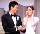 组图：韩国明星情侣刘志泰金孝珍婚礼新闻发布会