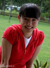 高清：白百何纯美亮相 系黑丝带为地震受害者祈福