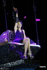 组图：莫文蔚分享恋爱经 宣布两月后国外办婚礼 