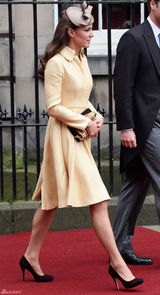 组图：威廉王子晋封王妃现身笑容甜美