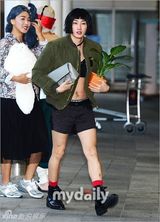 组图：SJ庆出道8周年机场上演变装秀 整疯粉丝