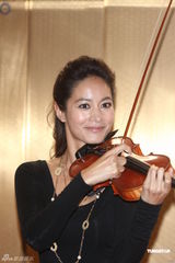 组图：台湾主持人Janet将开音乐会 发布会秀琴艺