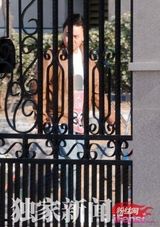 组图：何洁释小龙甜蜜回京 购家具同行照曝光