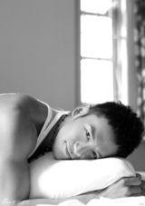 组图：顾又铭曝性感床照 透视网状背心诱惑