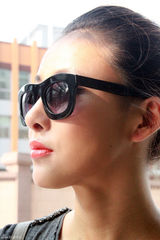 组图：贾青街拍LOOK 条纹半身裙搭潮包