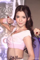 组图：Dream Girls合体代言 古装cosplay耍刀弄剑