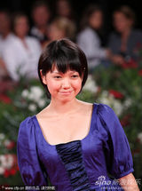 组图：《庸才》首映 堂富美蓝裙可爱臀部似鸡尾