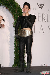 组图：吴建豪亮相宣传新专辑 否认秘婚传闻