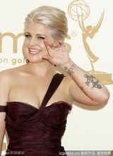 组图：凯莉-奥斯本大挤乳沟性感勾魂 险露点忙转身