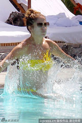 组图：詹妮弗-洛佩兹与小男友度假戏水晒风姿