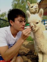 组图：贾乃亮李小璐庆六一 浪漫骑车喂食草泥马