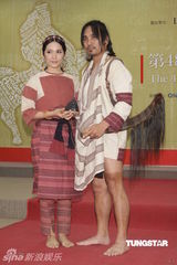 组图：曾宝仪金马礼服性感亮相 自嘲曾志伟像哈比人